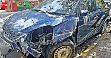 पुण्यातील गरवारे पुलावरून कार रेलिंगवरून घसरल्याने मद्यधुंद बीबीएचा विद्यार्थी जखमी