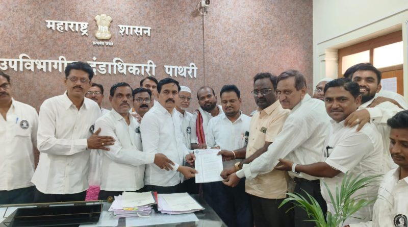 ऑनलाइन औषध विक्री धोरणाविरोधात पाथरीत केमिस्ट बांधवांचा कडकडीत बंद; उपविभागीय अधिकाऱ्यांना निवेदन सादर ऑनलाइन औषध विक्री धोरणाविरोधात पाथरीत केमिस्ट बांधवांचा कडकडीत बंद; उपविभागीय अधिकाऱ्यांना निवेदन सादर