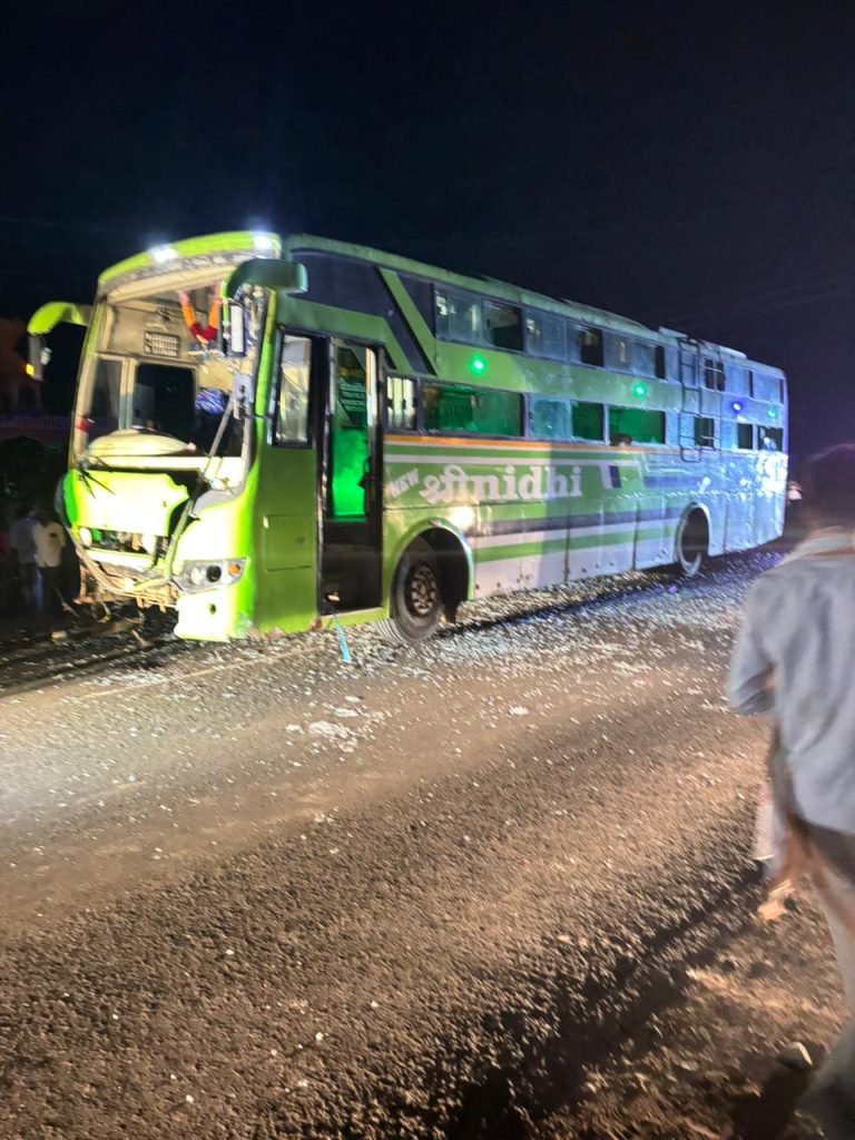परभणी-पुणे ट्रॅव्हल्सची दुचाकीला भीषण धडक; मानवतचे ४ तरुण जागीच ठार, राहुल जिनिंगसमोरील घटना