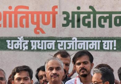 दिपके यांच्या 5-सूत्री घोषणापत्रात पेपर लीक, रद्द झालेल्या परीक्षा आणि निकाल विलंबाची भरपाई मागितली आहे. दिपके यांच्या 5-सूत्री घोषणापत्रात पेपर लीक, रद्द झालेल्या परीक्षा आणि निकाल विलंबाची भरपाई मागितली आहे.