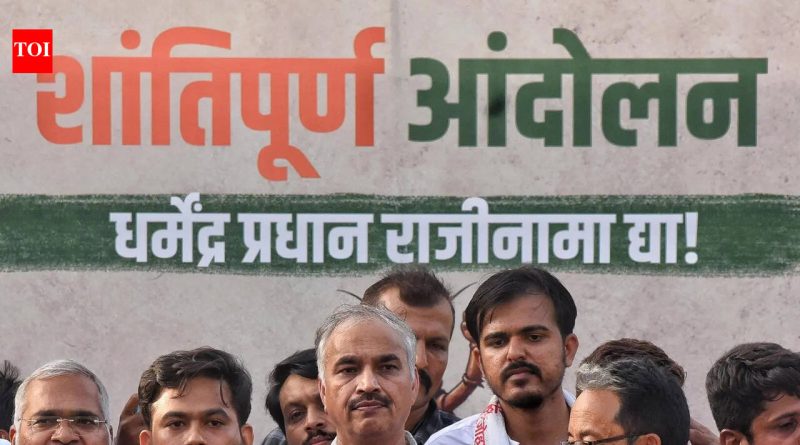 दिपके यांच्या 5-सूत्री घोषणापत्रात पेपर लीक, रद्द झालेल्या परीक्षा आणि निकाल विलंबाची भरपाई मागितली आहे. दिपके यांच्या 5-सूत्री घोषणापत्रात पेपर लीक, रद्द झालेल्या परीक्षा आणि निकाल विलंबाची भरपाई मागितली आहे.