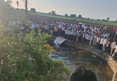 महाराष्ट्रातील सोलापूरमध्ये पिकअप व्हॅन विहिरीत पडल्याने 8 जणांचा मृत्यू झाला आहे महाराष्ट्रातील सोलापूरमध्ये पिकअप व्हॅन विहिरीत पडल्याने 8 जणांचा मृत्यू झाला आहे