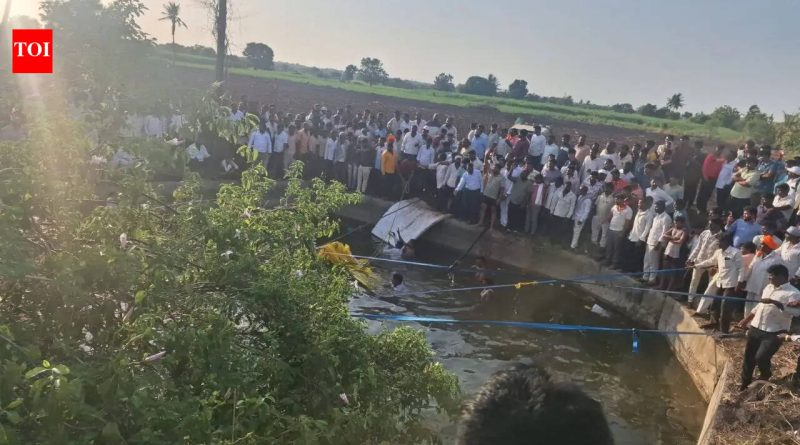 महाराष्ट्रातील सोलापूरमध्ये पिकअप व्हॅन विहिरीत पडल्याने 8 जणांचा मृत्यू झाला आहे महाराष्ट्रातील सोलापूरमध्ये पिकअप व्हॅन विहिरीत पडल्याने 8 जणांचा मृत्यू झाला आहे