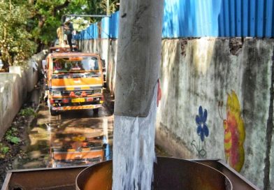 विलीन झालेल्या भागातील रहिवासी पर्यायी दिवसाच्या वेळापत्रकानुसार दररोज एक तास पाणीपुरवठ्यासाठी दाबतात विलीन झालेल्या भागातील रहिवासी पर्यायी दिवसाच्या वेळापत्रकानुसार दररोज एक तास पाणीपुरवठ्यासाठी दाबतात