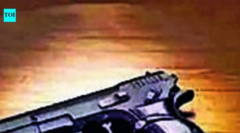 बांधकामाच्या ठिकाणी वाद झाल्यानंतर पक्षाच्या पदाधिकाऱ्याची हवेत गोळीबार, ताब्यात घेतले बांधकामाच्या ठिकाणी वाद झाल्यानंतर पक्षाच्या पदाधिकाऱ्याची हवेत गोळीबार, ताब्यात घेतले