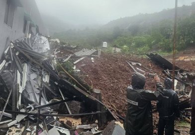 पुण्यात दरड कोसळल्याने 1 ठार, 2 अडकल्याची भीती; बचाव कार्य चालू आहे पुण्यात दरड कोसळल्याने 1 ठार, 2 अडकल्याची भीती; बचाव कार्य चालू आहे