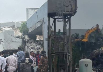 पुण्यात मुसळधार पावसात इमारत कोसळून १६ जण अडकल्याची भीती