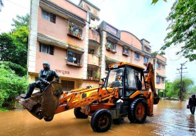 पुण्यातील सर्वाधिक पूरप्रवण परिसर, एकतानगरी येथे पुन्हा पूर आला, यावेळी धरणातून २७,००० क्युसेसने विसर्ग पुण्यातील सर्वाधिक पूरप्रवण परिसर, एकतानगरी येथे पुन्हा पूर आला, यावेळी धरणातून २७,००० क्युसेसने विसर्ग