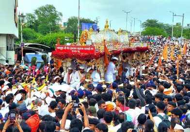 संत तुकाराम महाराज आणि संत ज्ञानेश्वर महाराजांच्या पालख्यांसोबत लाखोंच्या भक्तीभावाने पुण्याचा वेग मंदावला संत तुकाराम महाराज आणि संत ज्ञानेश्वर महाराजांच्या पालख्यांसोबत लाखोंच्या भक्तीभावाने पुण्याचा वेग मंदावला