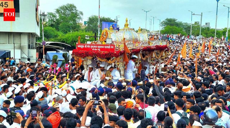 संत तुकाराम महाराज आणि संत ज्ञानेश्वर महाराजांच्या पालख्यांसोबत लाखोंच्या भक्तीभावाने पुण्याचा वेग मंदावला संत तुकाराम महाराज आणि संत ज्ञानेश्वर महाराजांच्या पालख्यांसोबत लाखोंच्या भक्तीभावाने पुण्याचा वेग मंदावला