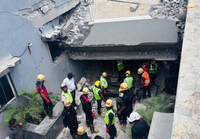 पुणे इमारत कोसळली: ढिगाऱ्याखाली अजूनही 8 जण अडकल्याने बचावकार्य तिसऱ्या दिवशीही दाखल पुणे इमारत कोसळली: ढिगाऱ्याखाली अजूनही 8 जण अडकल्याने बचावकार्य तिसऱ्या दिवशीही दाखल