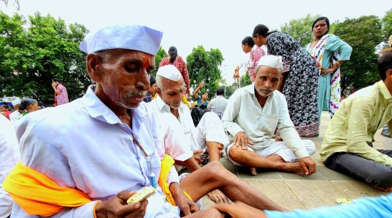 वारकऱ्यांनी पुण्यात मुक्काम केल्याने प्रार्थना, विश्रांती आणि सेवा वारकऱ्यांनी पुण्यात मुक्काम केल्याने प्रार्थना, विश्रांती आणि सेवा