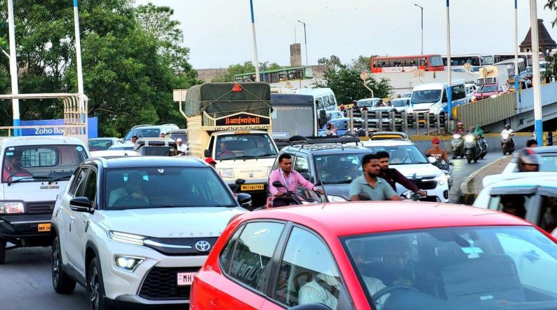 सीओईपी फ्लायओव्हर ट्रॅफिक चाचणीने प्रवाशांची नाराजी ओढवली कारण गर्दी कमी होत नाही सीओईपी फ्लायओव्हर ट्रॅफिक चाचणीने प्रवाशांची नाराजी ओढवली कारण गर्दी कमी होत नाही