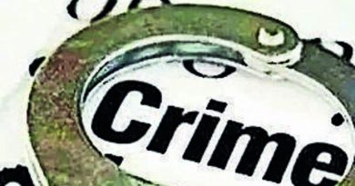 पुण्यातील नवले पुलाजवळ बनावट पोलिसासह अन्य 4 जणांनी बिझमनला 1 कोटी रुपयांची रोकड लुटण्याचा प्रयत्न केला. पुण्यातील नवले पुलाजवळ बनावट पोलिसासह अन्य 4 जणांनी बिझमनला 1 कोटी रुपयांची रोकड लुटण्याचा प्रयत्न केला.