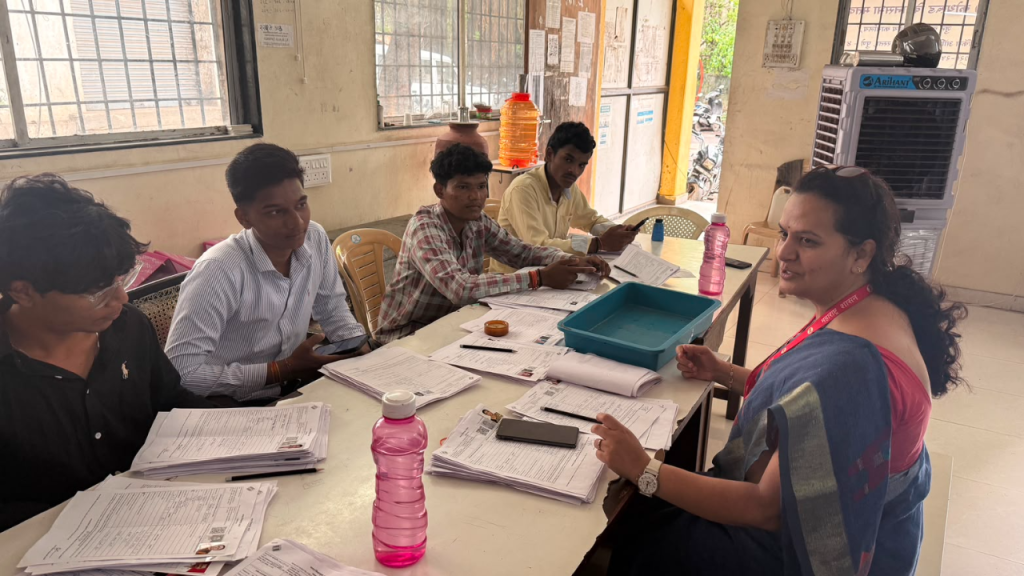जिल्ह्याला अधिक डेटा-एंट्री ऑपरेटरची गरज भासत आहे कारण मतदारांची गर्दी वाढत आहे