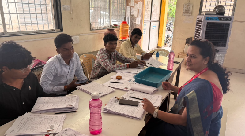 जिल्ह्याला अधिक डेटा-एंट्री ऑपरेटरची गरज भासत आहे कारण मतदारांची गर्दी वाढत आहे जिल्ह्याला अधिक डेटा-एंट्री ऑपरेटरची गरज भासत आहे कारण मतदारांची गर्दी वाढत आहे
