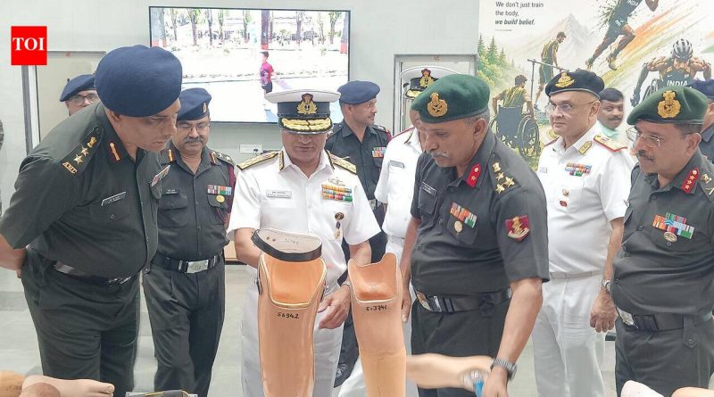 पुण्यातील कृत्रिम अवयव केंद्राच्या स्वदेशी पुनर्वसन तंत्रज्ञानाचे नौदल प्रमुखांचे कौतुक | पुणे बातम्या