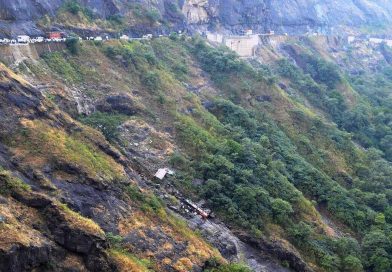 रस्ता खचल्याने माळशेज घाट पुढील सूचना मिळेपर्यंत वाहतूक बंद रस्ता खचल्याने माळशेज घाट पुढील सूचना मिळेपर्यंत वाहतूक बंद