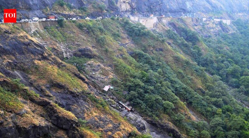 रस्ता खचल्याने माळशेज घाट पुढील सूचना मिळेपर्यंत वाहतूक बंद रस्ता खचल्याने माळशेज घाट पुढील सूचना मिळेपर्यंत वाहतूक बंद
