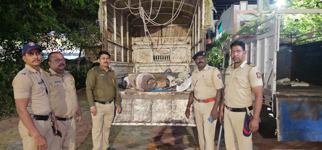 मध्यरात्रीचा थरार! दगडफेकीलाही न जुमानता पोलिसांचा थरारक पाठलाग; संशयितांची दोन बोलेरो जप्त
