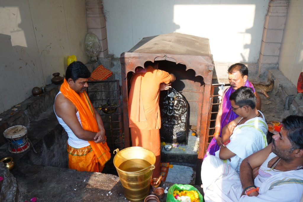 यशवाडीच्या त्रिमूर्ती हनुमान मंदिरात आमदार विटेकरांच्या हस्ते अभिषेक     शनी अमावस्येनिमित्त धार्मिक अनुष्ठानाची सांगता; काही महिन्यांनंतर मंदिर भाविकांसाठी खुले, दररोज अन्नछत्र सुरुवात 