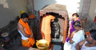 यशवाडीच्या त्रिमूर्ती हनुमान मंदिरात आमदार विटेकरांच्या हस्ते अभिषेक     शनी अमावस्येनिमित्त धार्मिक अनुष्ठानाची सांगता; काही महिन्यांनंतर मंदिर भाविकांसाठी खुले, दररोज अन्नछत्र सुरुवात 