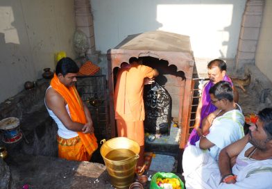यशवाडीच्या त्रिमूर्ती हनुमान मंदिरात आमदार विटेकरांच्या हस्ते अभिषेक     शनी अमावस्येनिमित्त धार्मिक अनुष्ठानाची सांगता; काही महिन्यांनंतर मंदिर भाविकांसाठी खुले, दररोज अन्नछत्र सुरुवात 