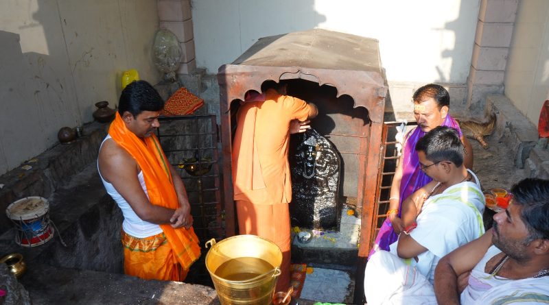 यशवाडीच्या त्रिमूर्ती हनुमान मंदिरात आमदार विटेकरांच्या हस्ते अभिषेक     शनी अमावस्येनिमित्त धार्मिक अनुष्ठानाची सांगता; काही महिन्यांनंतर मंदिर भाविकांसाठी खुले, दररोज अन्नछत्र सुरुवात 